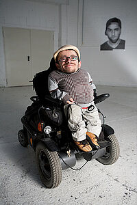 Menschenrechtsaktivist und Träger des Bundesverdienstkreuzes Raul Krauthausen. Krauthausen hat Osteogenesis imperfecta (umgangssprachlich „Glasknochen“), ist kleinwüchsig und nutzt einen Rollstuhl.