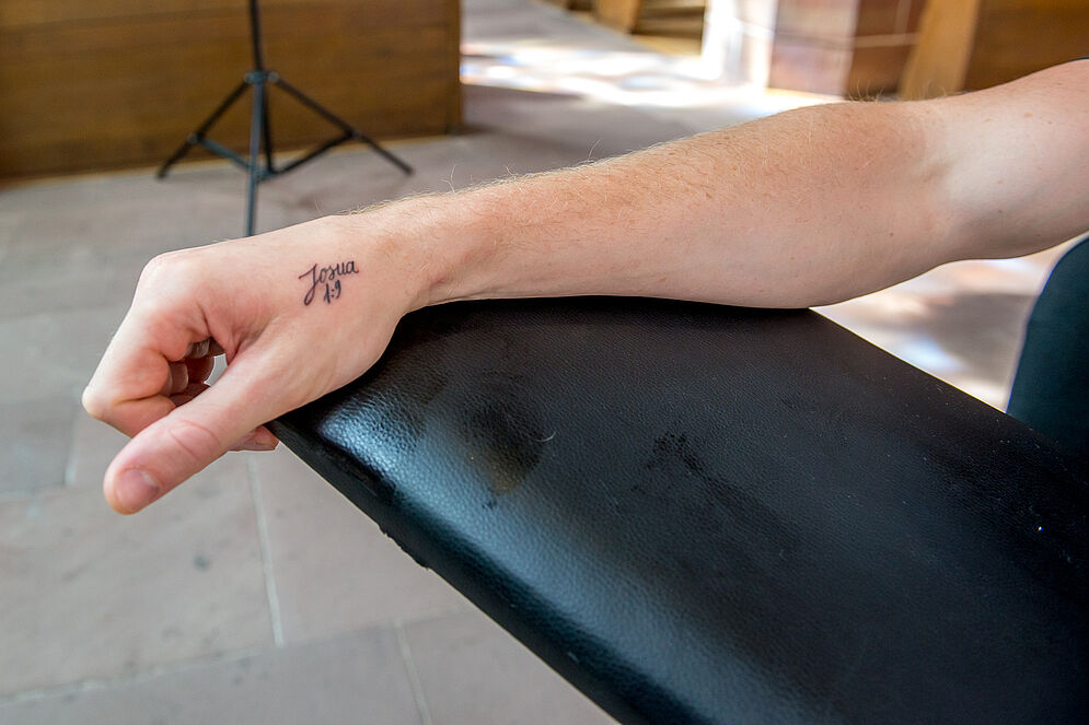 Die Tätowierung eines Bibelpsalms auf dem rechten Handrücken von David Beck