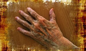 Die linke Hand eines alten Menschen