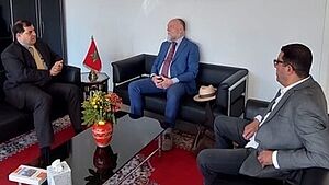 Generalkonsul Khalifa Ait Chaib, Dr. Frank van der Velden, Rachid Alberdahi sitzen auf schwarzen Ledersesseln und sprechen miteinander.