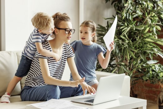  Bild Frau mit Kinder vor einem Laptop zu unserer VEranstaltung FrauSein =  Mutterschaft