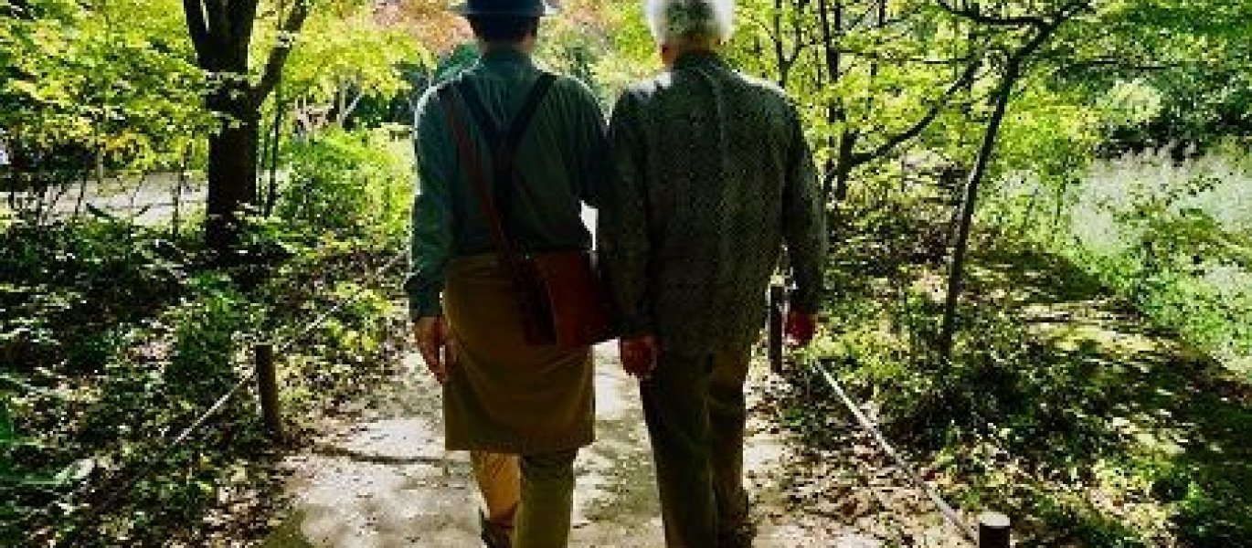 zwei ältere Herren spazieren im Wald, Foto  zur Veranstaltung: Gruppe ältere Männer - Männer altern anders